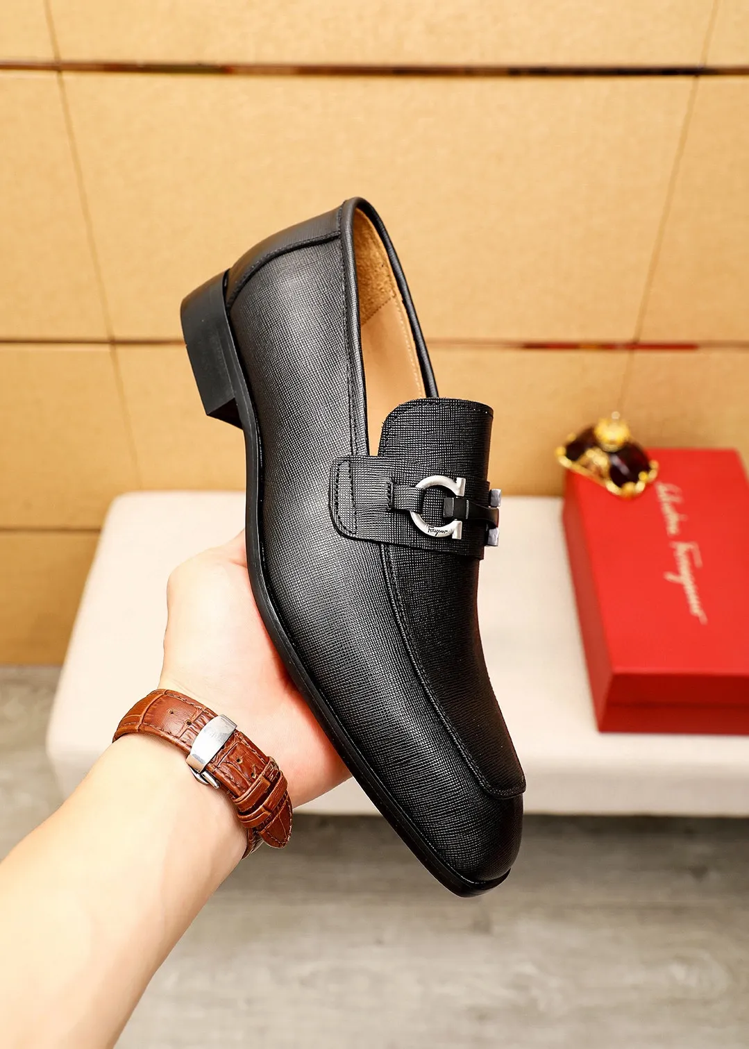 Men's shoes 💰442 💐 Product trademark: Ferragamo "Ferragamo" casual leather shoes Regular size: 38-44 (45.46🉑️customized) Product materials: Selected imported first-layer cross-grain cowhide upper + original hardware buckle, imported water-dyed cow leather lining. Strong three-dimensional visual effect, combined outsole Color: 1⃣️color optional